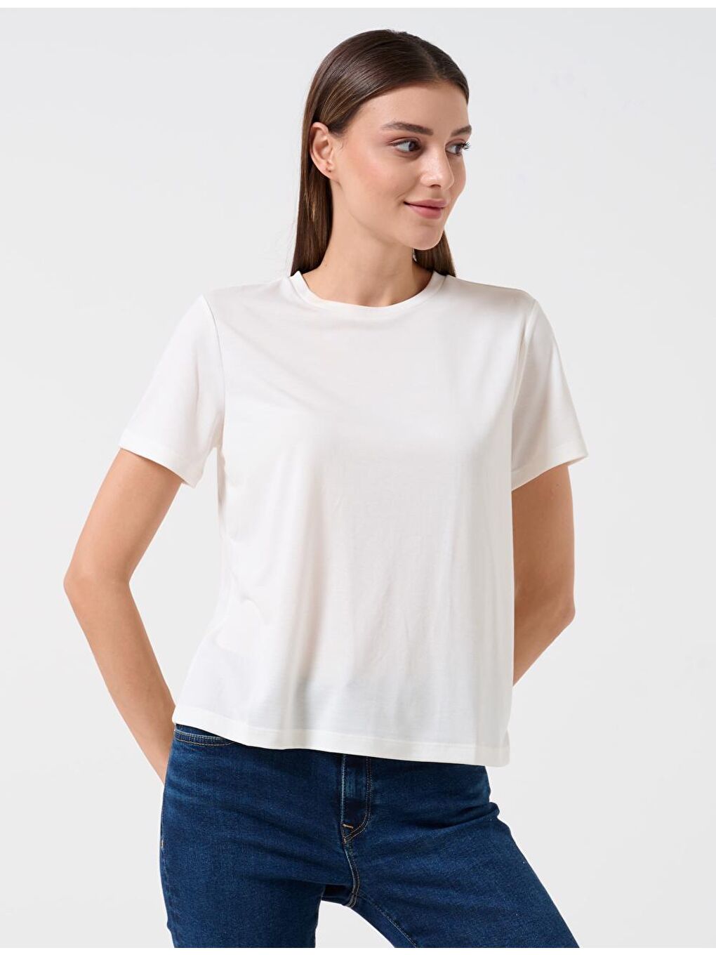 Beyaz Düz Kesim Bisiklet Yaka Kısa Kollu Basic Tişört