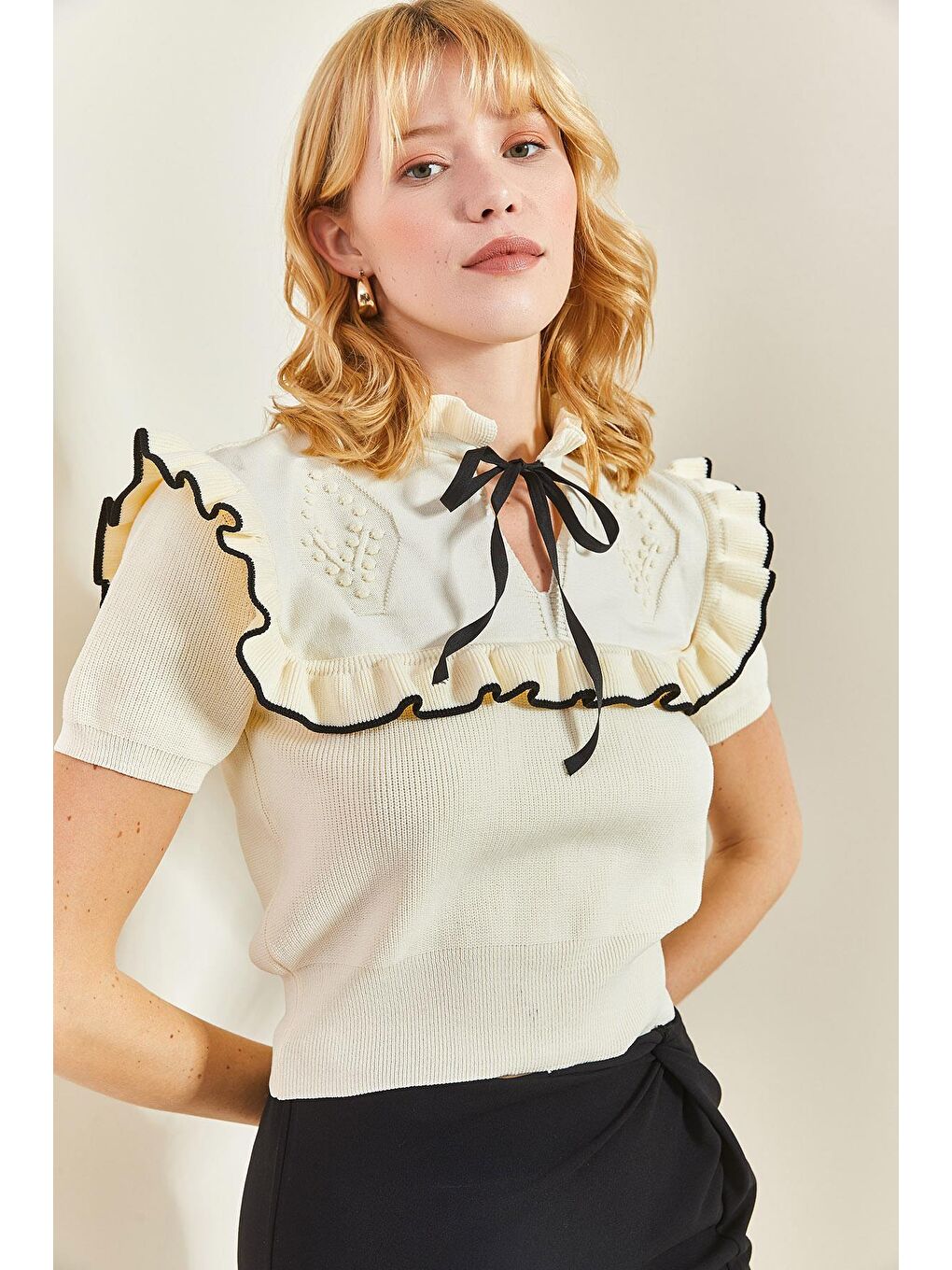 Fiyonk Detaylı Kısa Kollu Triko Kazak - Beyaz