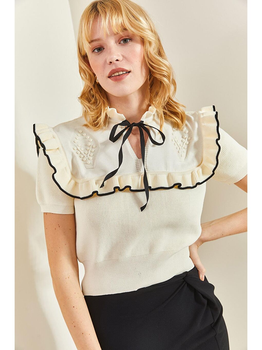 Fiyonk Detaylı Kısa Kollu Triko Kazak - Beyaz-1