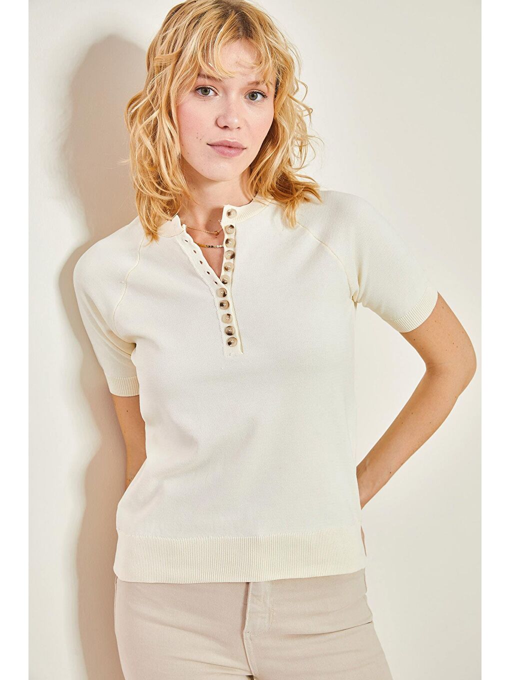 Düğmeli Kolu ve Eteği Lastikli Triko Bluz - Bej-1