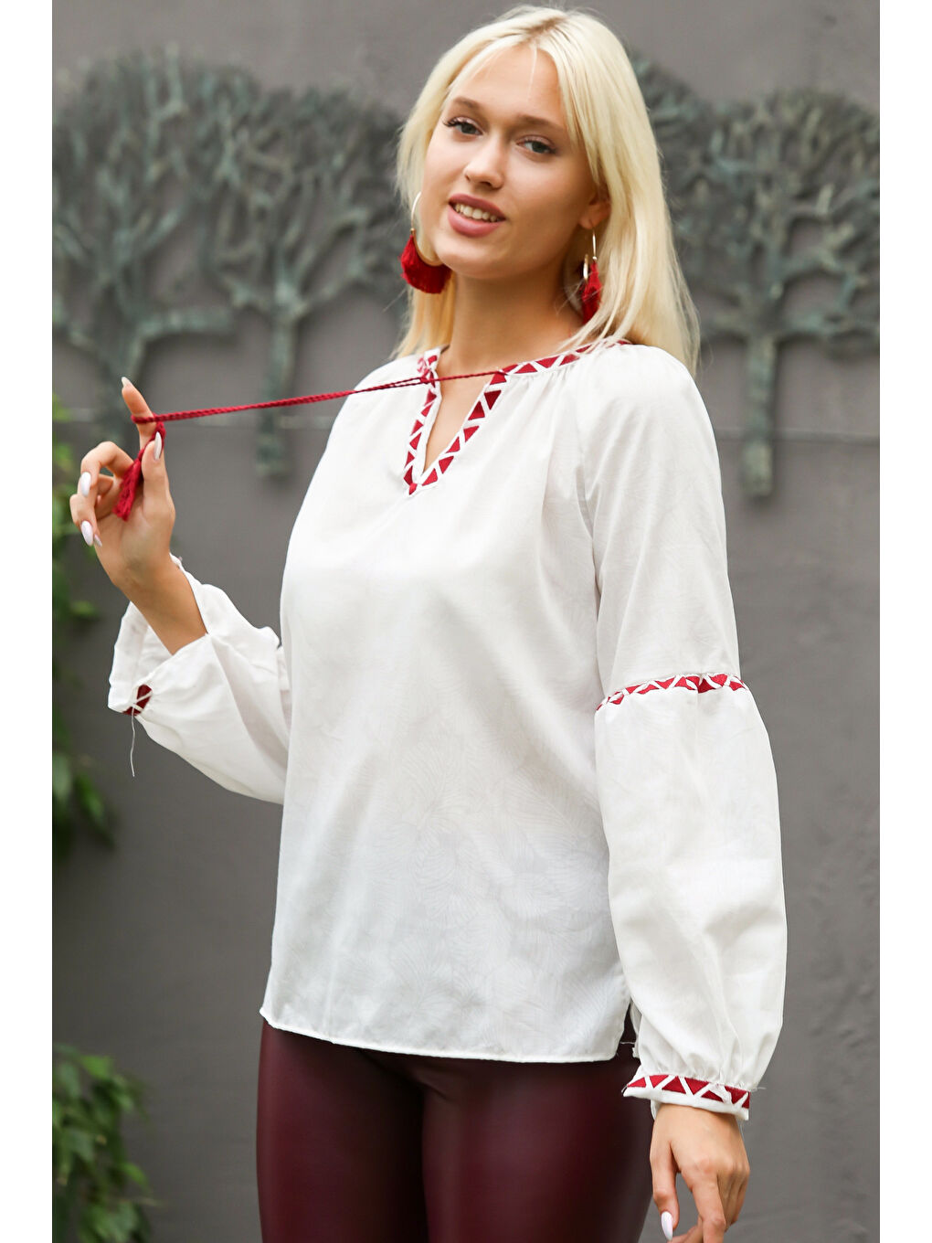 Kadın Beyaz Yuvarlak Yaka Balon Kol Bağlamalı Sargı Nakışlı Regular Fitted Casual Pamuk Dokuma-2