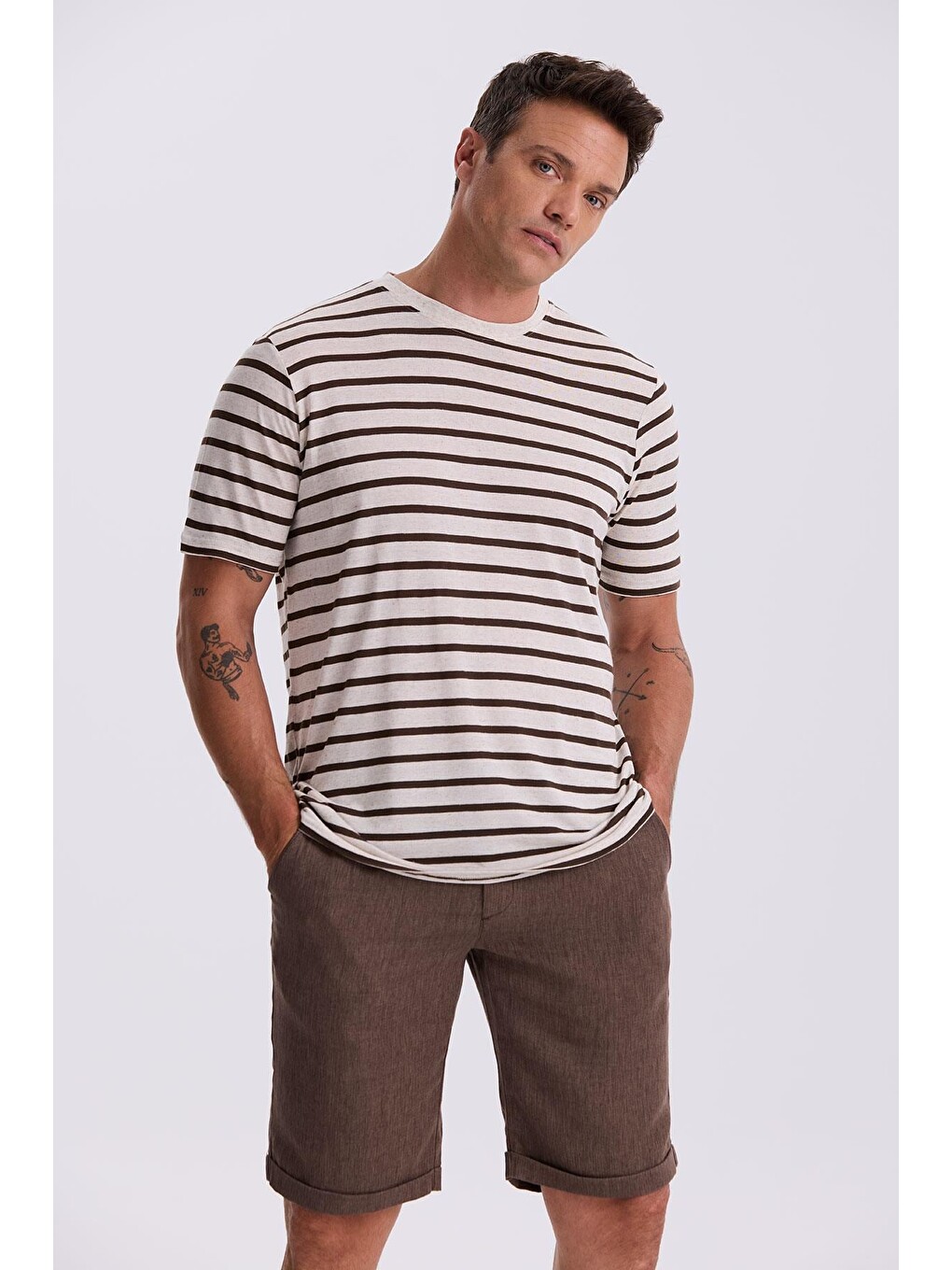 Bej Çizgili Slim Fit Bisiklet Yaka Tişört-1