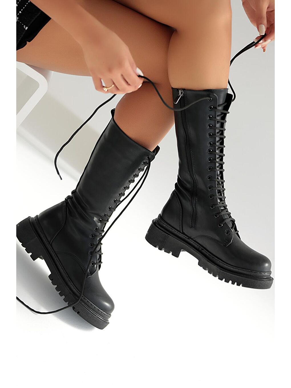 Siyah Rahat Taban Fermuarlı & Bağcıklı Postal Kadın Bot 001-8723-22