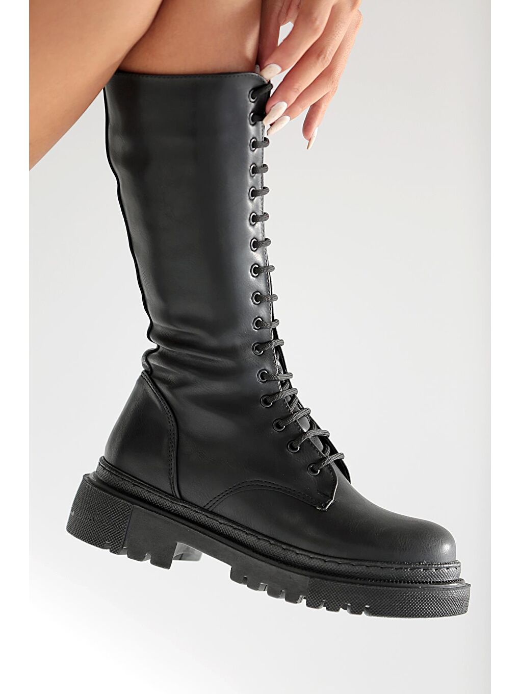 Siyah Rahat Taban Fermuarlı & Bağcıklı Postal Kadın Bot 001-8723-22-1