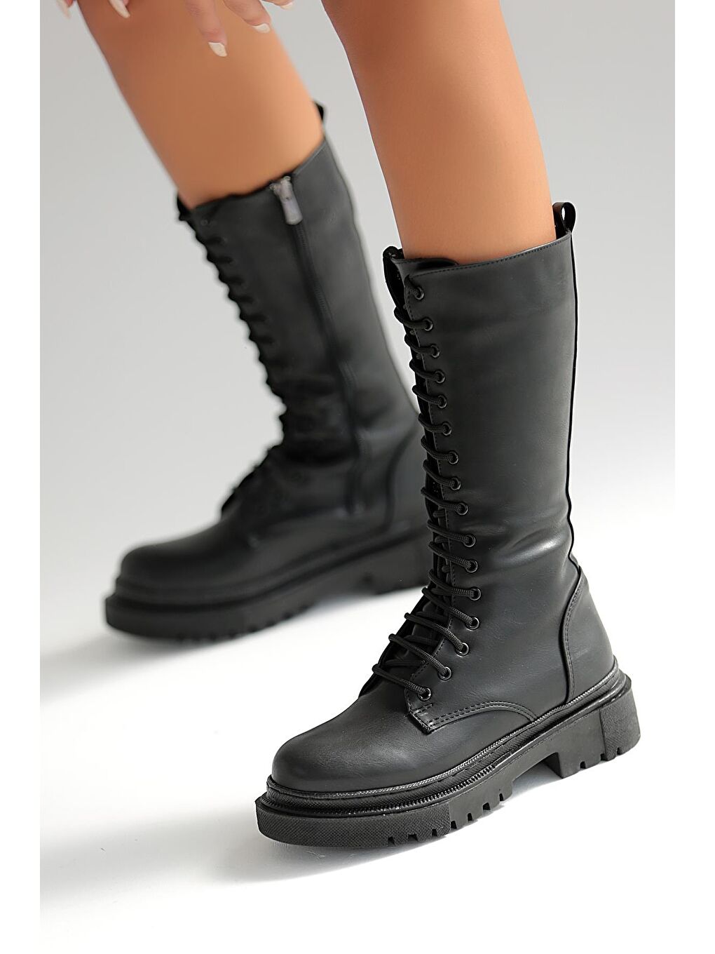 Siyah Rahat Taban Fermuarlı & Bağcıklı Postal Kadın Bot 001-8723-22-2