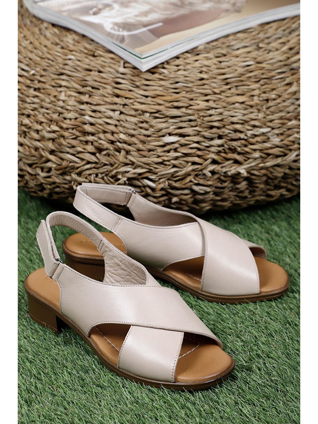 Bej Hakiki Deri Kısa Kalın Topuklu Kadın Sandalet 45064