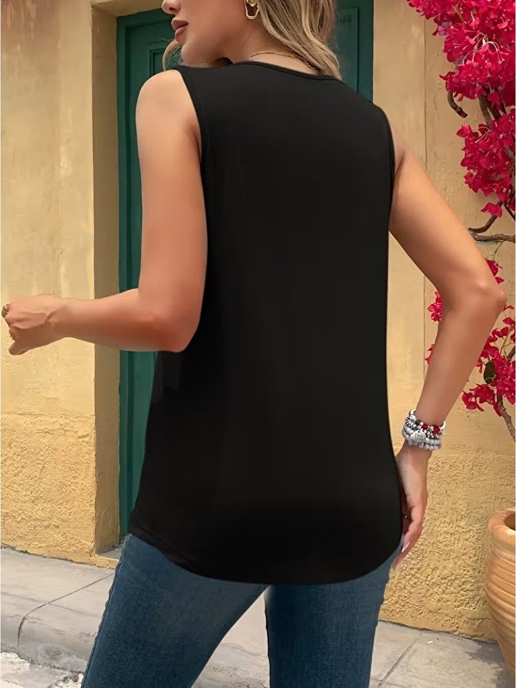 Siyah Kadın Askılı Geometrik Yaka Detaylı Pileli Viskon Bluz-3