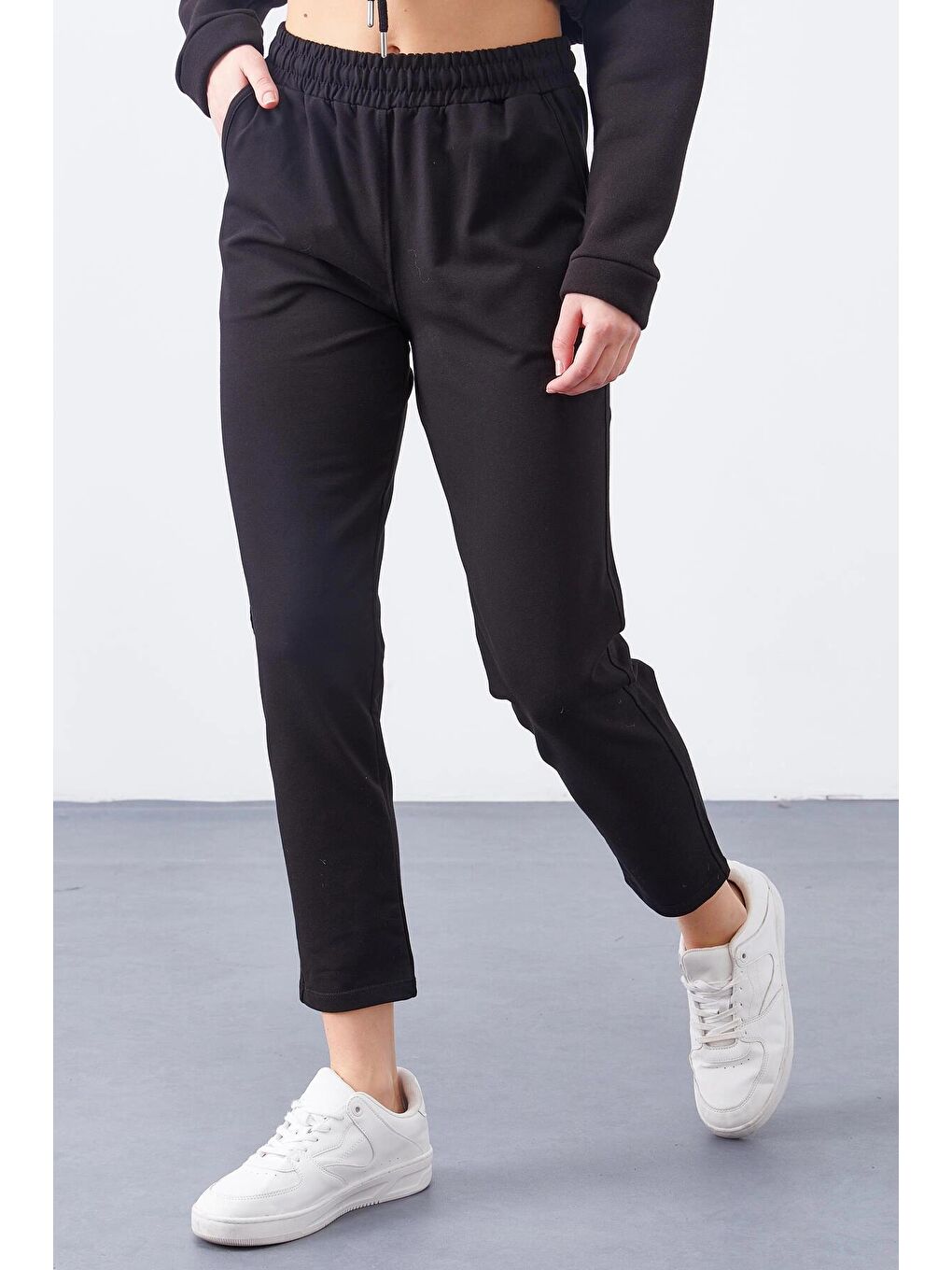 Siyah Düz Dar Paça Cepli Alt Eşofman