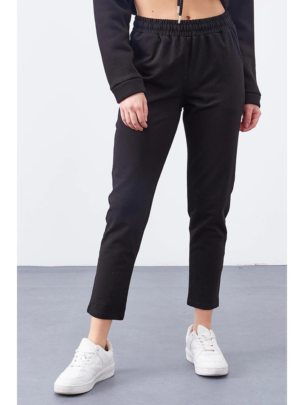 Siyah Düz Dar Paça Cepli Alt Eşofman-1