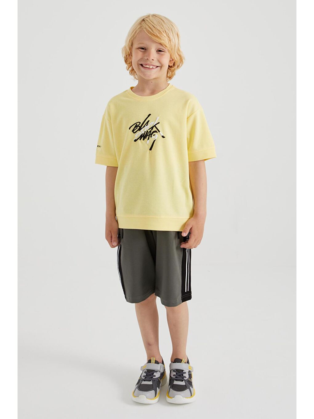 Sarı Oversize Yazı Nakışlı Kısa Kollu O Yaka Erkek Çocuk Tişört  - 10898-1