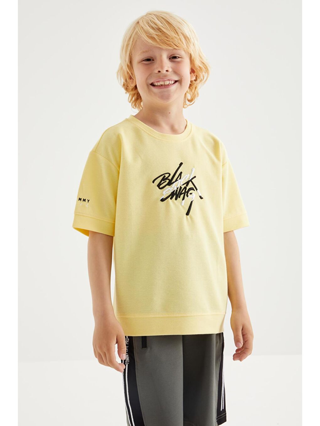 Sarı Oversize Yazı Nakışlı Kısa Kollu O Yaka Erkek Çocuk Tişört  - 10898-2