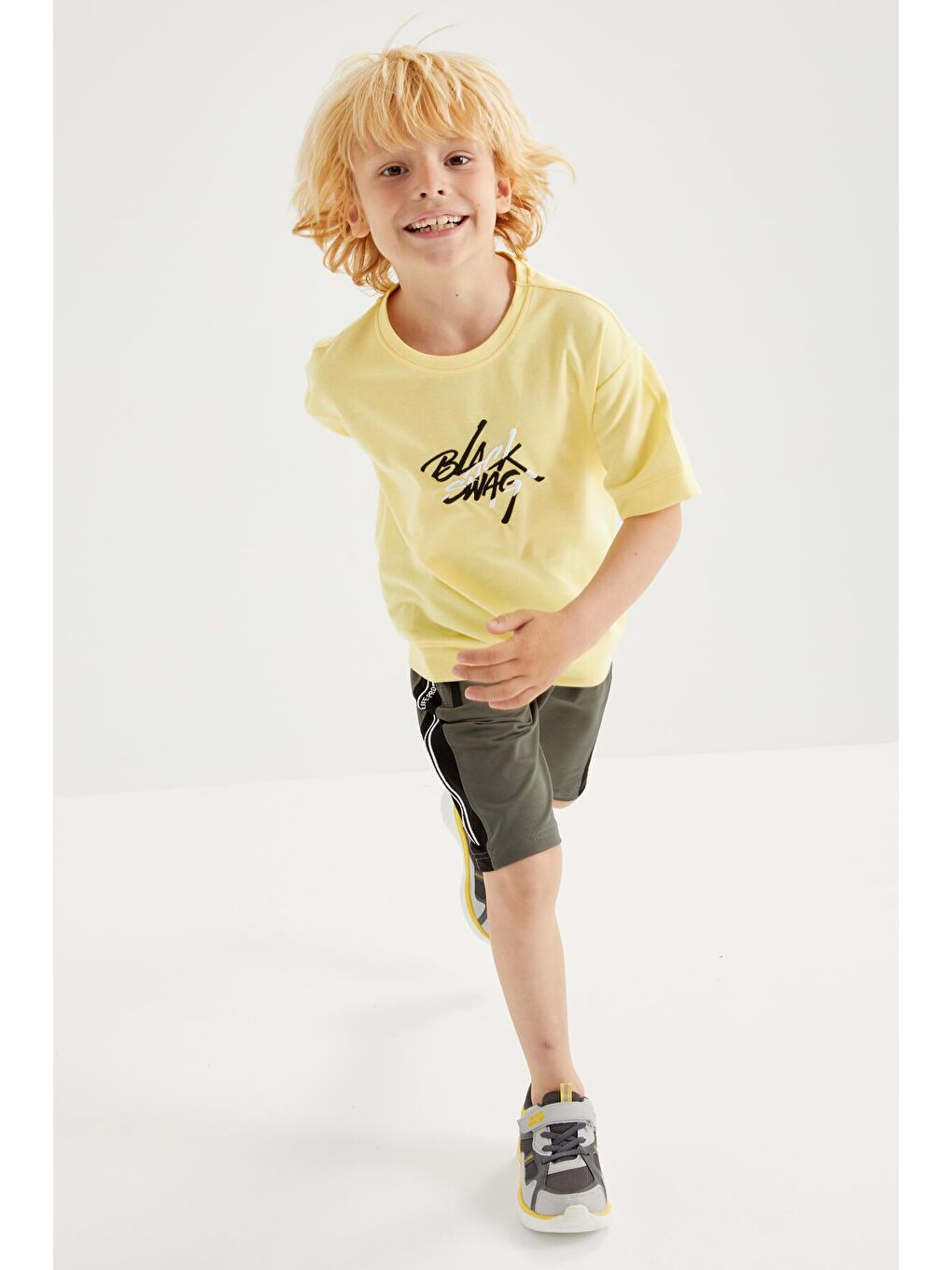 Sarı Oversize Yazı Nakışlı Kısa Kollu O Yaka Erkek Çocuk Tişört  - 10898-3