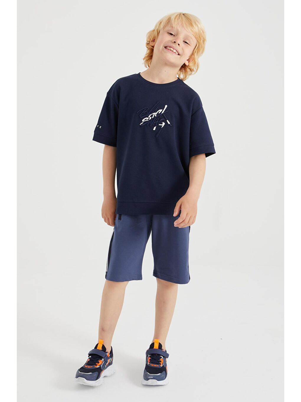 İndigo Oversize Yazı Nakışlı Kısa Kollu O Yaka Erkek Çocuk Tişört  - 10898-1