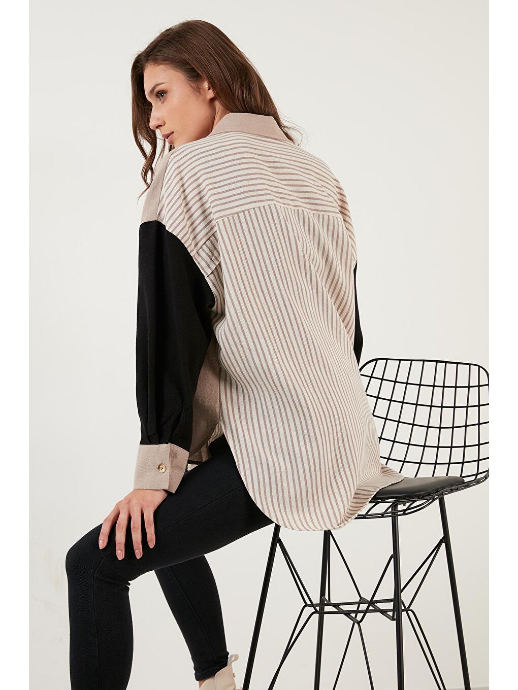 Kahverengi Pamuklu Çizgili Oversize Arkası Uzun Gömlek 6234536-2