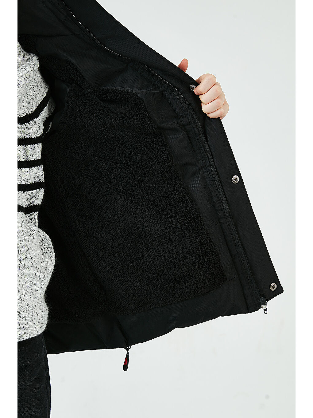 Siyah Suni Kürklü Pelüş Astarlı Çıkarılabilir Kapüşonlu Erkek Çocuk Mont 5763028-5