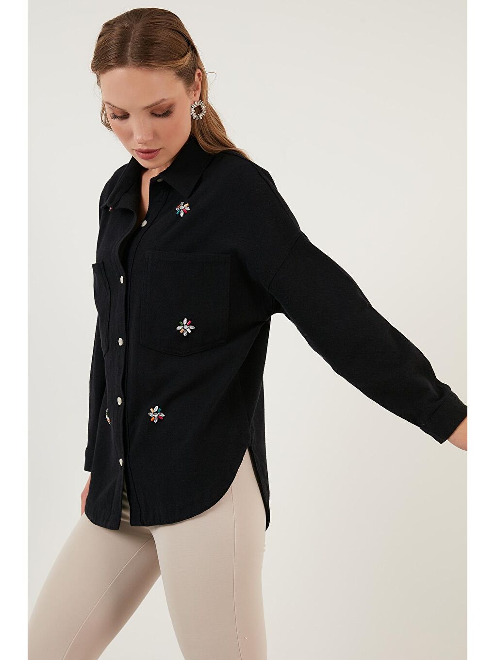 Siyah Pamuklu Parlak Taş Detaylı Çift Cepli Oversize Gömlek 6230590-1