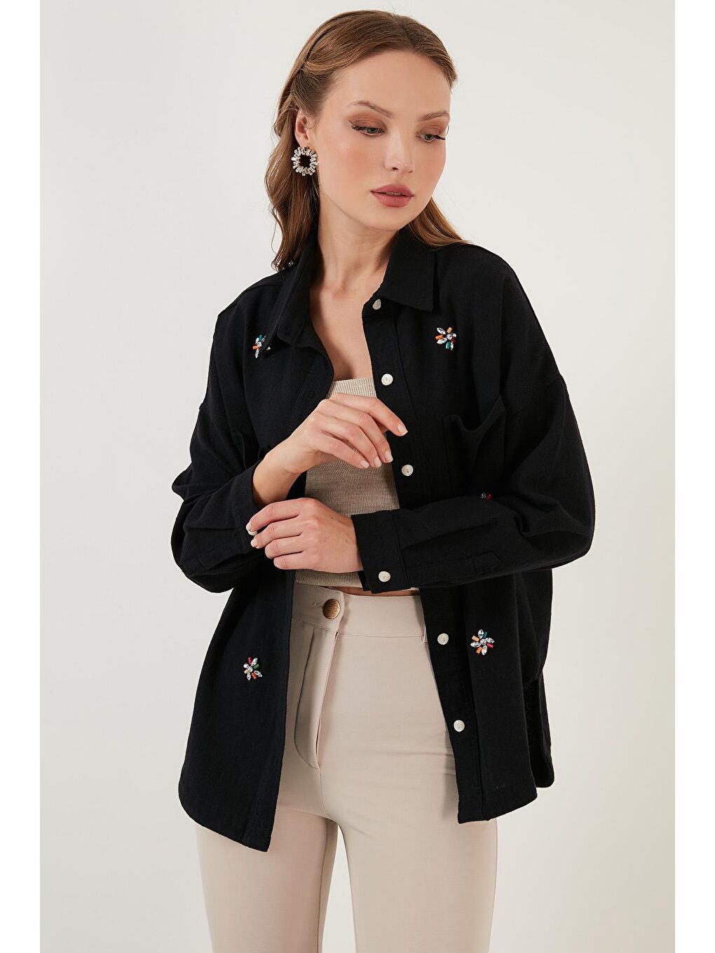 Siyah Pamuklu Parlak Taş Detaylı Çift Cepli Oversize Gömlek 6230590-2