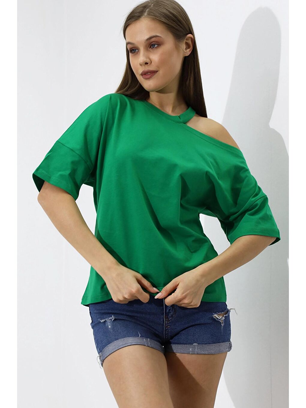 hazelin Yeşil Kadın Yeşil Düz Oversize Kayık Yaka Omuz Detay Örme T-Shirt HZL23S-DSB120191