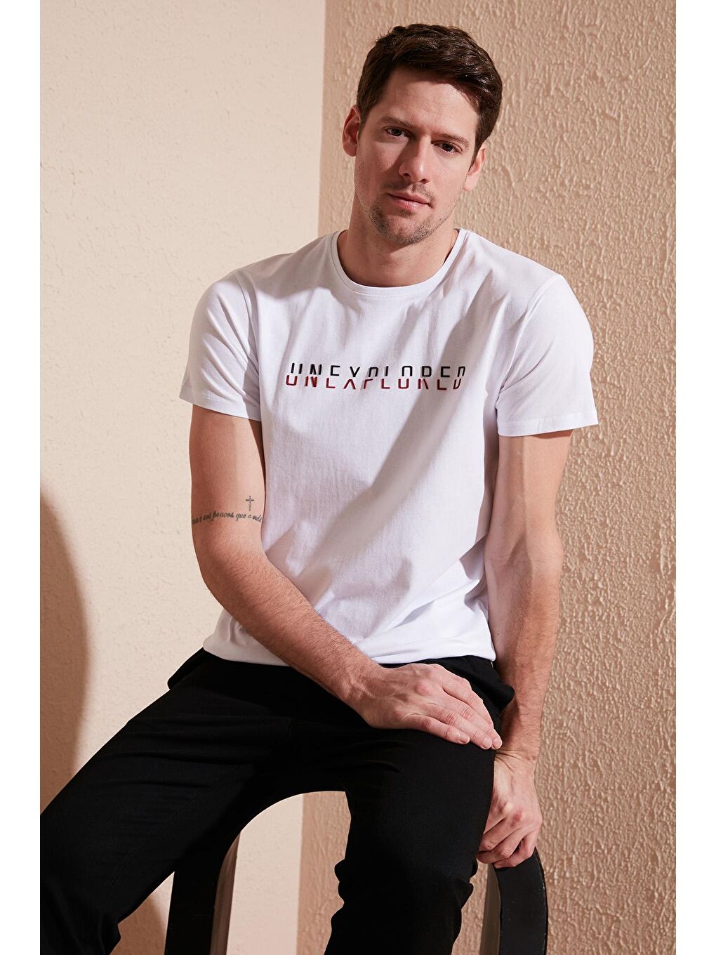 Beyaz Yazı Baskılı Bisiklet Yaka %100 Pamuk Slim Fit Tişört 541UNEXPLORED