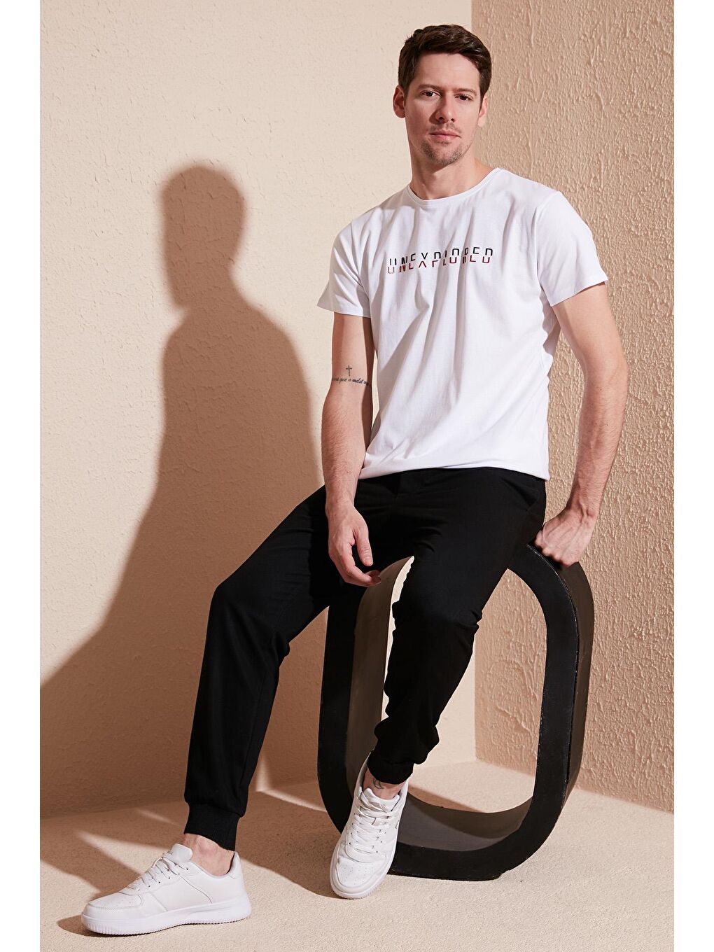 Beyaz Yazı Baskılı Bisiklet Yaka %100 Pamuk Slim Fit Tişört 541UNEXPLORED-1