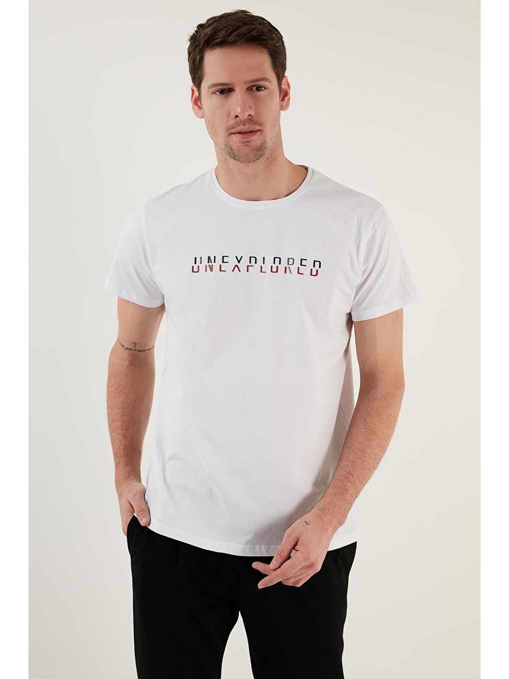 Beyaz Yazı Baskılı Bisiklet Yaka %100 Pamuk Slim Fit Tişört 541UNEXPLORED-2