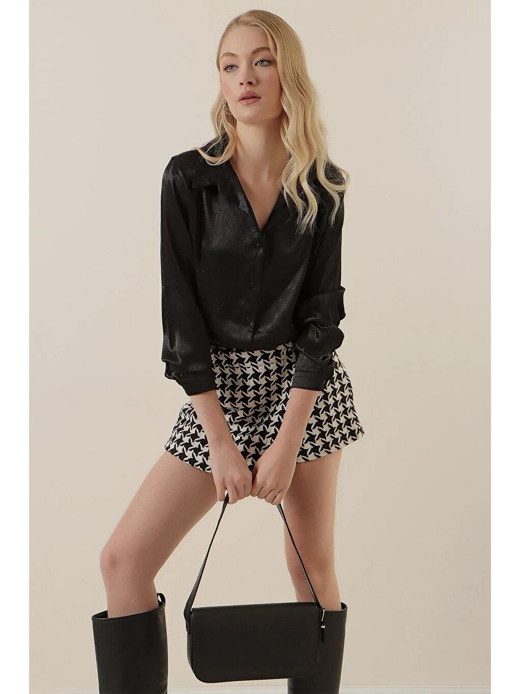 Kadın Desenli Siyah Hafif Dökümlü Saten Yüzeyli Gömlek HZL22W-BD139641