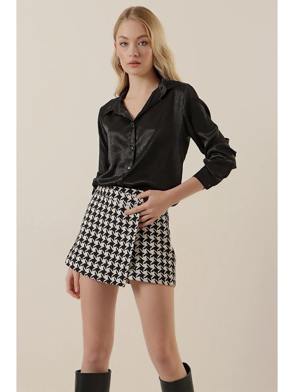 Kadın Desenli Siyah Hafif Dökümlü Saten Yüzeyli Gömlek HZL22W-BD139641-1