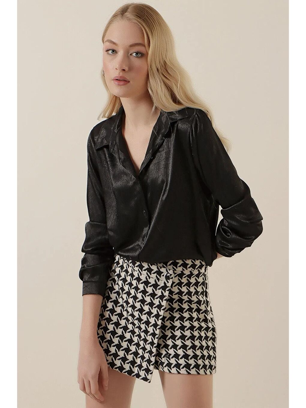 Kadın Desenli Siyah Hafif Dökümlü Saten Yüzeyli Gömlek HZL22W-BD139641-2