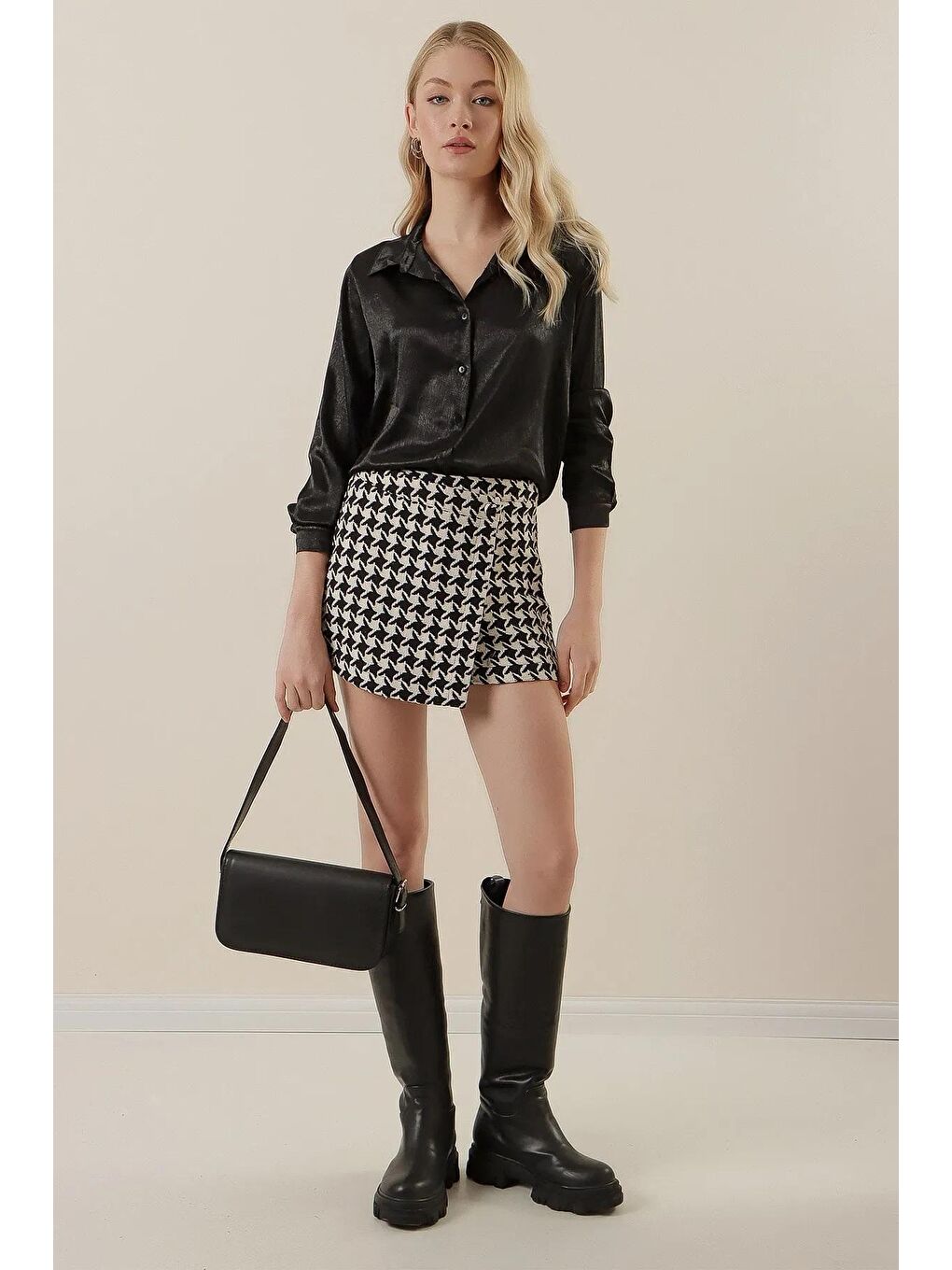 Kadın Desenli Siyah Hafif Dökümlü Saten Yüzeyli Gömlek HZL22W-BD139641-3