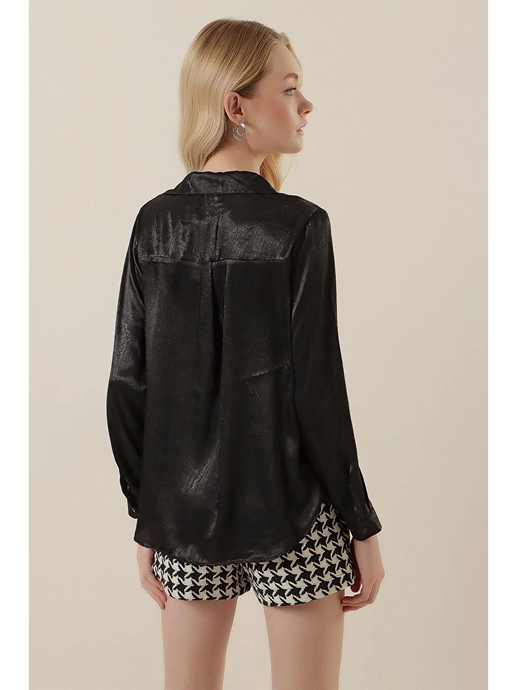 Kadın Desenli Siyah Hafif Dökümlü Saten Yüzeyli Gömlek HZL22W-BD139641-4