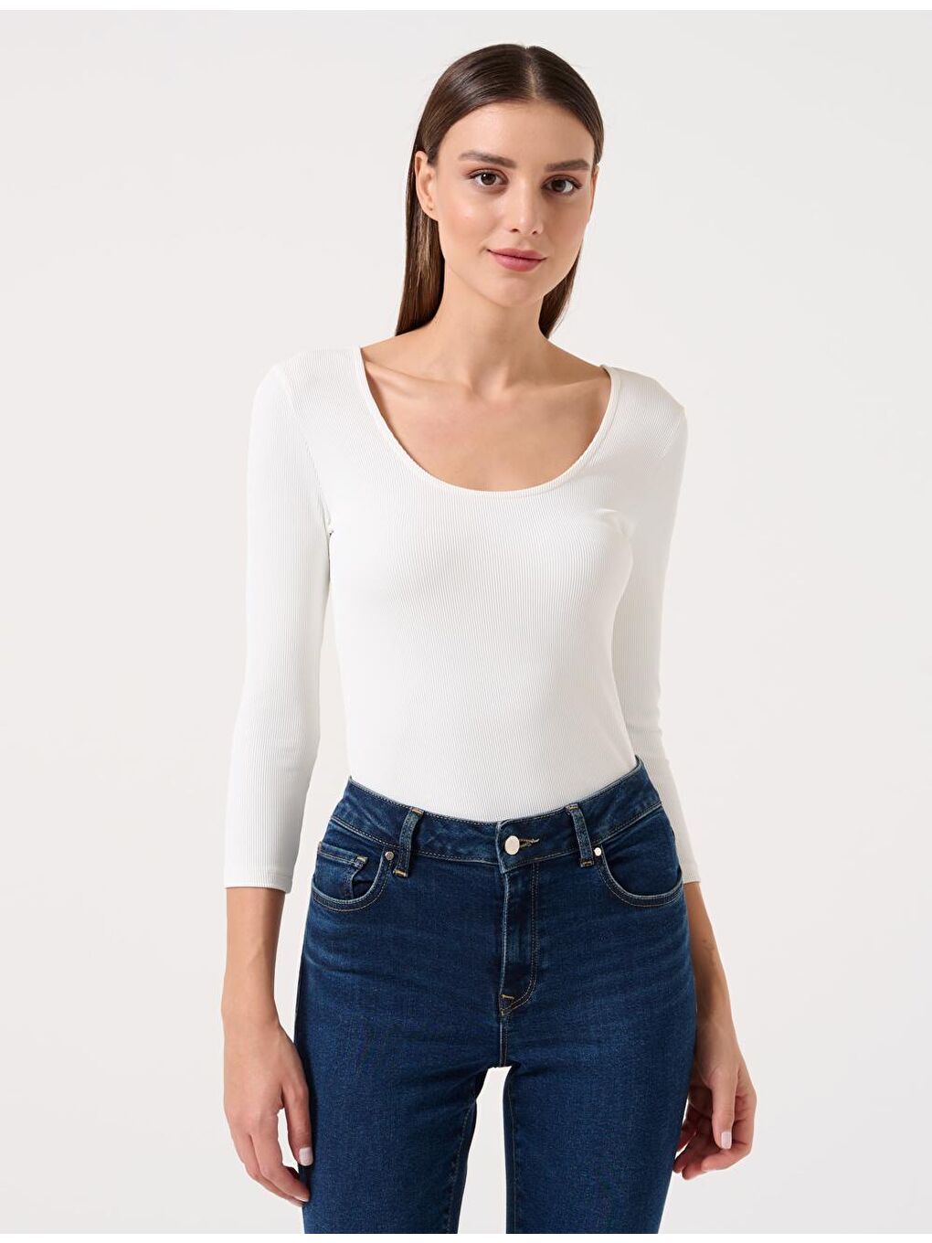 Beyaz Dar Kesim U Yaka Truvakar Kol T-Shirt-3