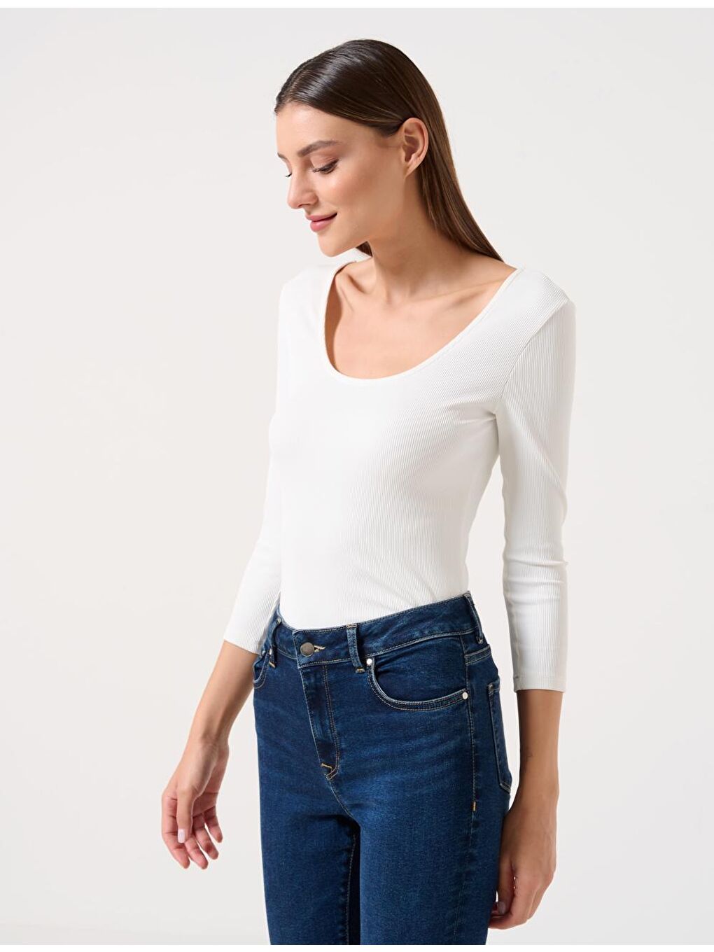 Beyaz Dar Kesim U Yaka Truvakar Kol T-Shirt-1