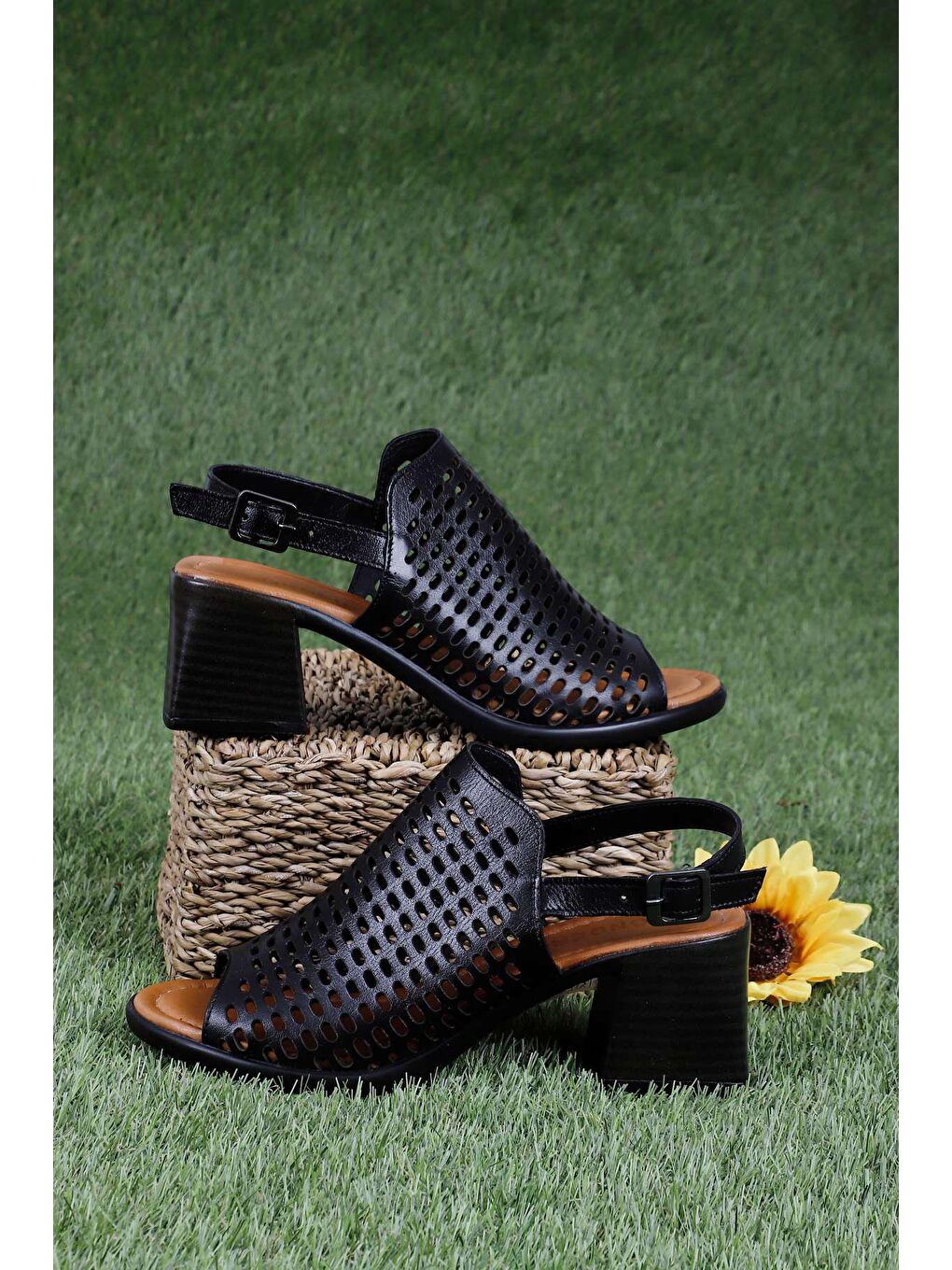 Siyah Hakiki Deri Topuklu Kadın Sandalet 45044