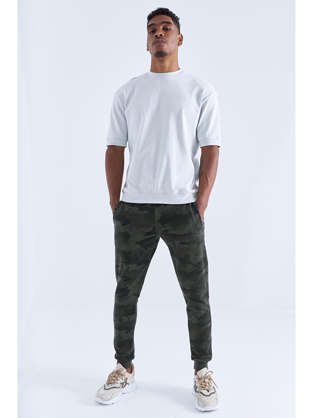 Haki Kamuflaj Desenli Ters Fermuar Standart Kalıp Jogger Erkek Eşofman Alt - 84753