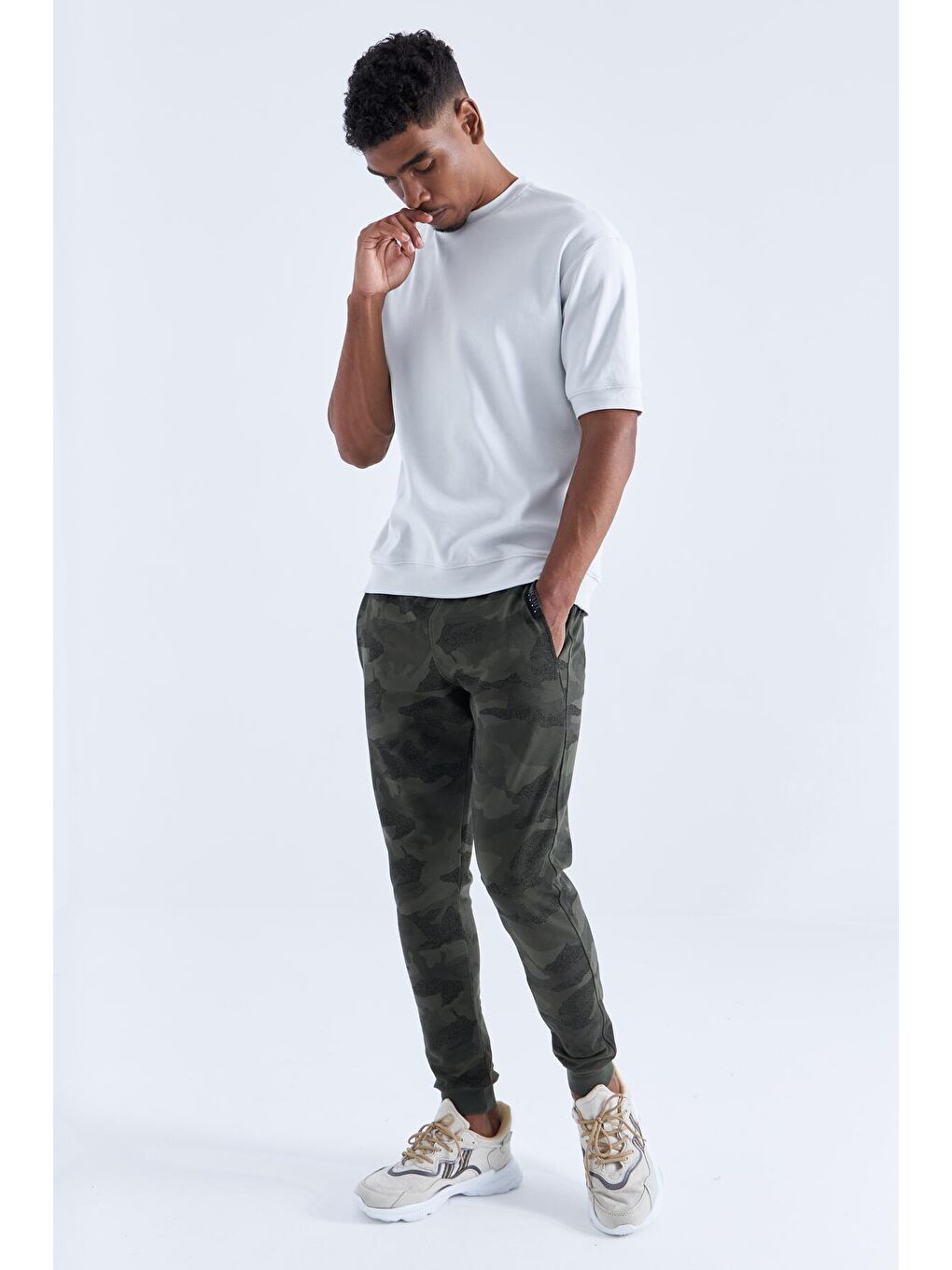 Haki Kamuflaj Desenli Ters Fermuar Standart Kalıp Jogger Erkek Eşofman Alt - 84753-2