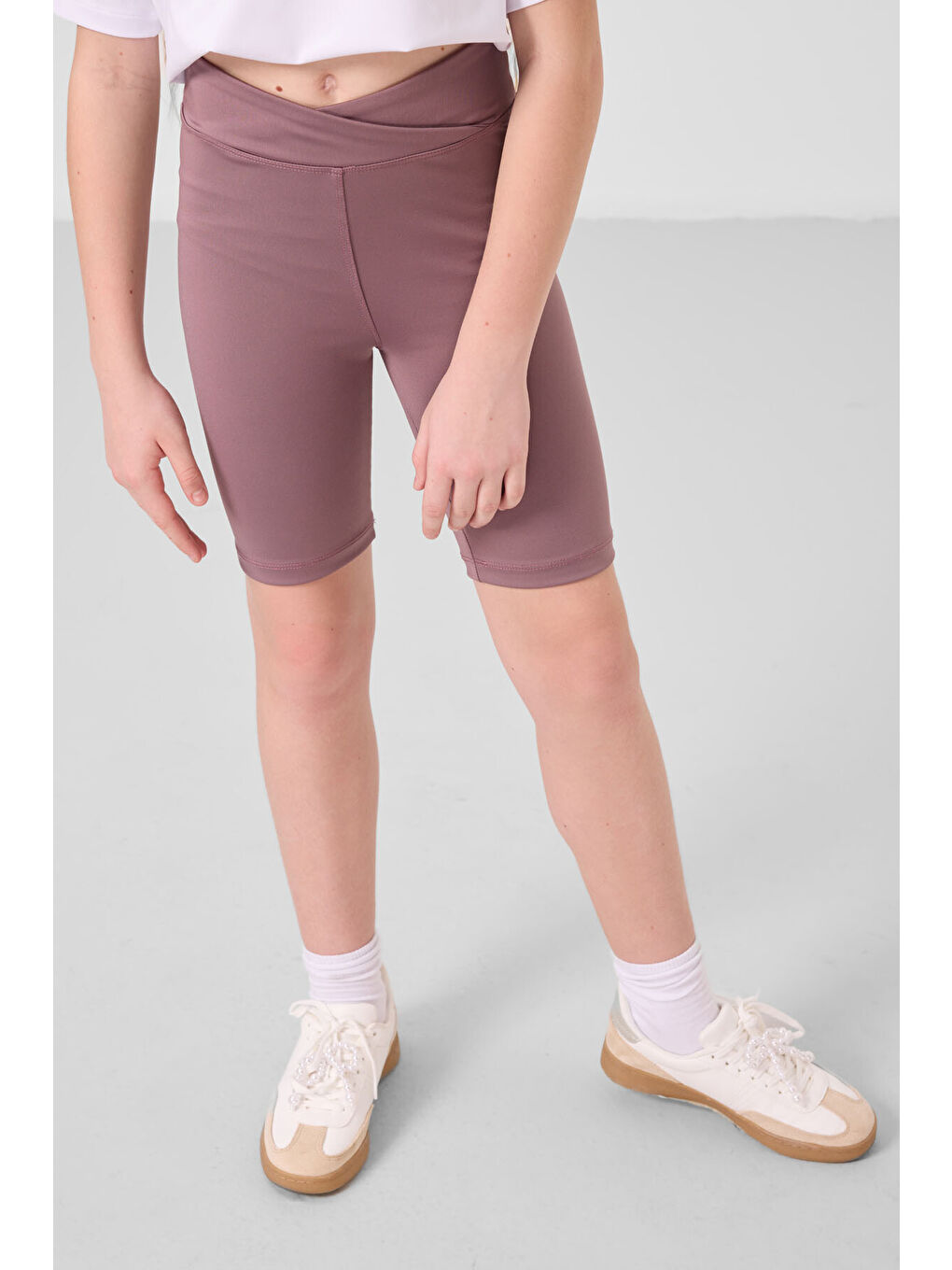 Beyaz-Gül Kurusu V Yaka Kemer Detaylı Standart Fit Performans Kız Çocuk Tayt Takım - 75187-1