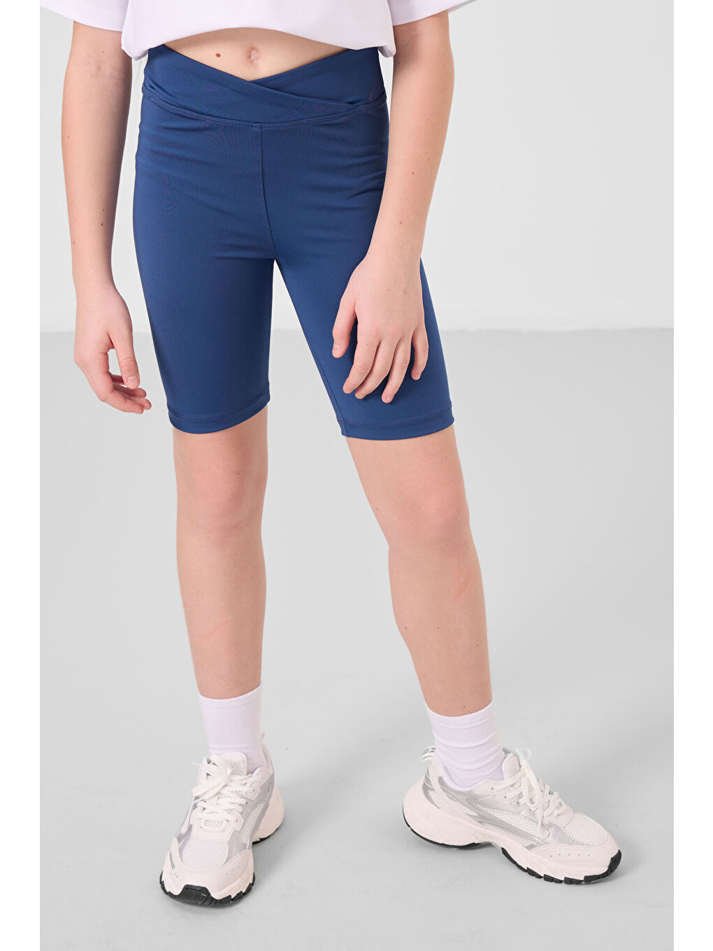 Beyaz-Parlament V Yaka Kemer Detaylı Standart Fit Performans Kız Çocuk Tayt Takım - 75187-1