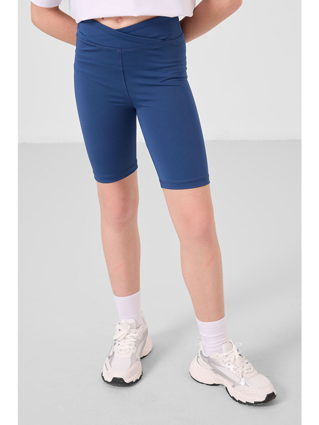 Beyaz-Parlament V Yaka Kemer Detaylı Standart Fit Performans Kız Çocuk Tayt Takım - 75187-3