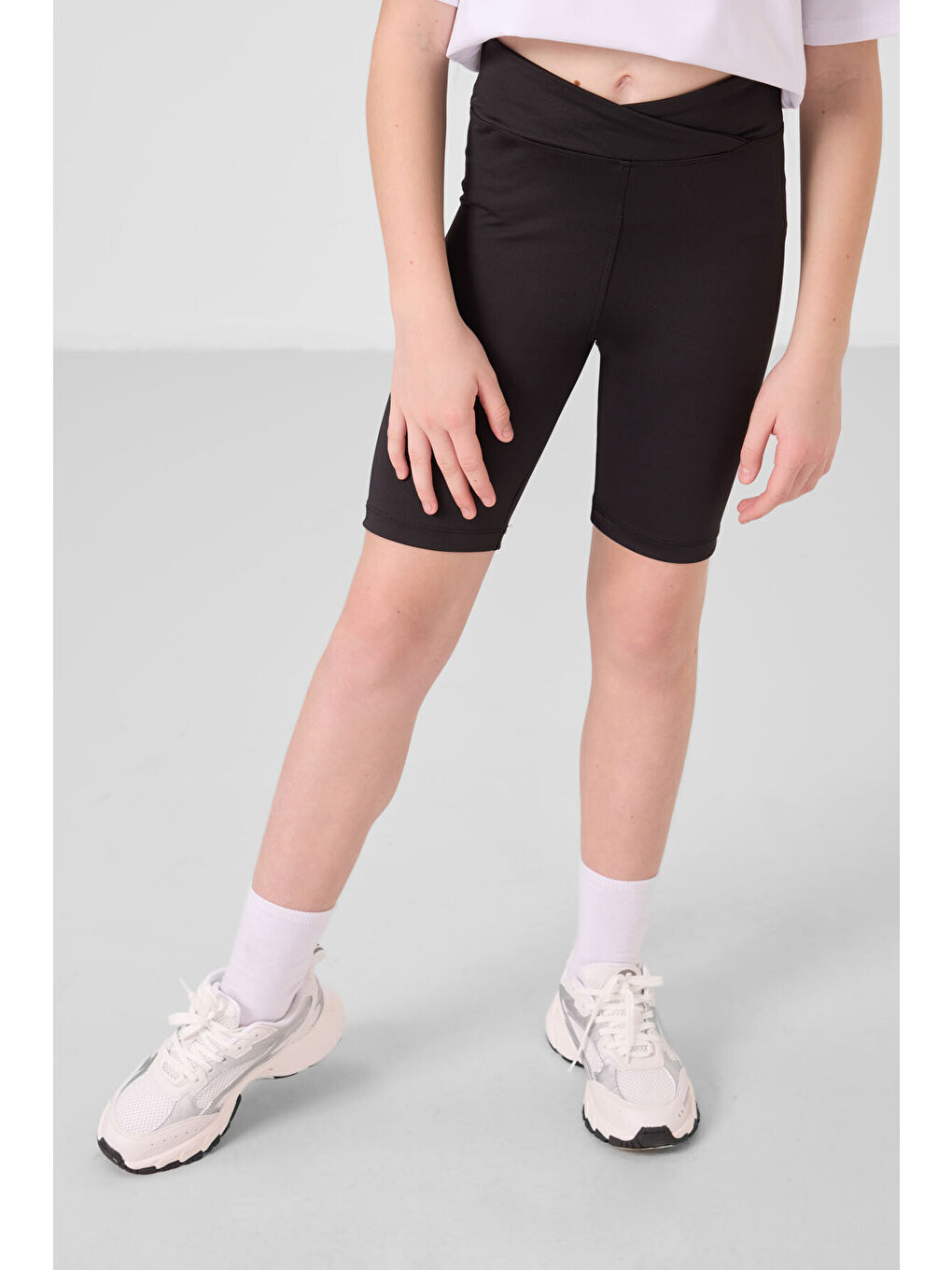 Beyaz-Siyah V Yaka Kemer Detaylı Standart Fit Performans Kız Çocuk Tayt Takım - 75187-2