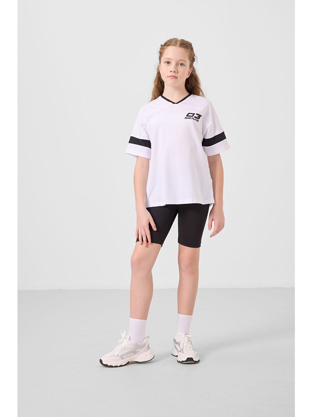 Beyaz-Siyah V Yaka Kemer Detaylı Standart Fit Performans Kız Çocuk Tayt Takım - 75187-3