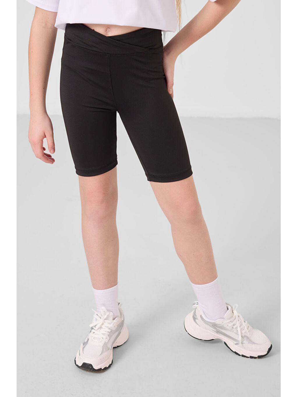 Beyaz-Siyah V Yaka Kemer Detaylı Standart Fit Performans Kız Çocuk Tayt Takım - 75187-4