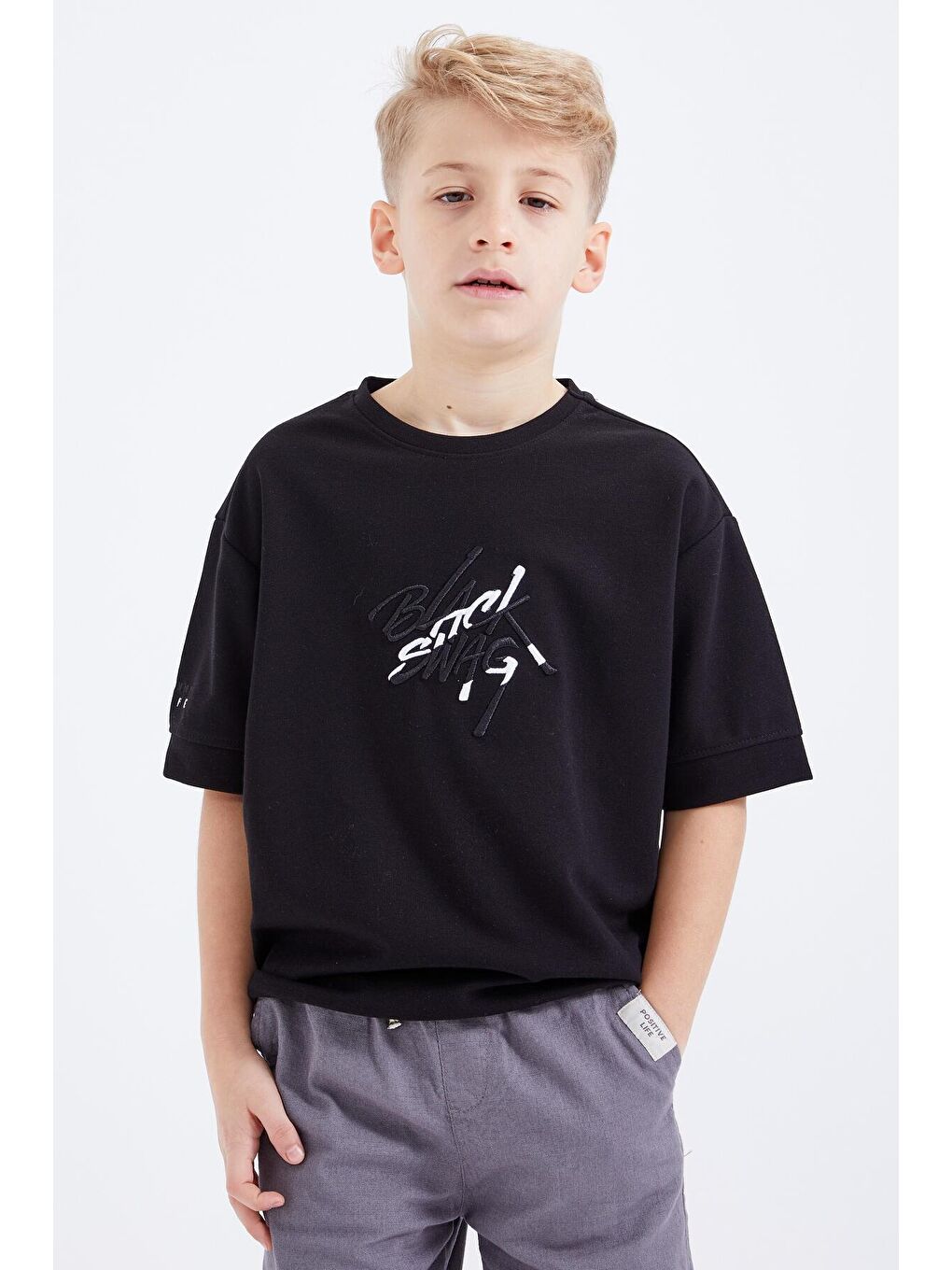 TOMMYLIFE Siyah Oversize Yazı Nakışlı Kısa Kollu O Yaka Erkek Çocuk T-Shirt  - 10898 - 2