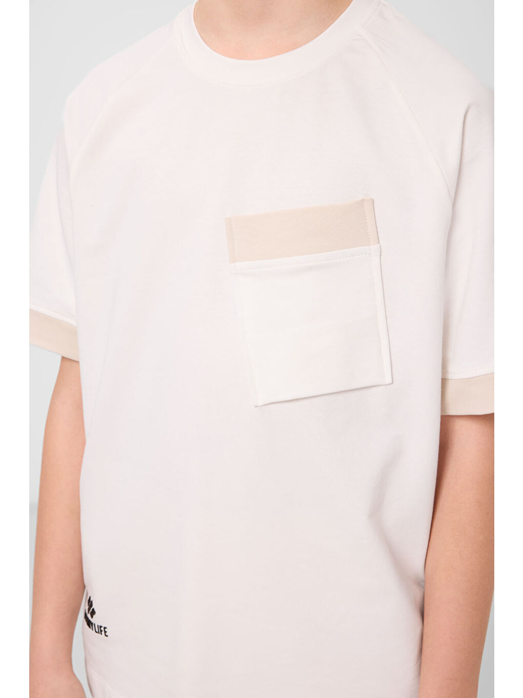 Ekru Pamuklu Yumuşak Dokulu Oversize Cep Detaylı Erkek Çocuk T-Shirt - 11295-2