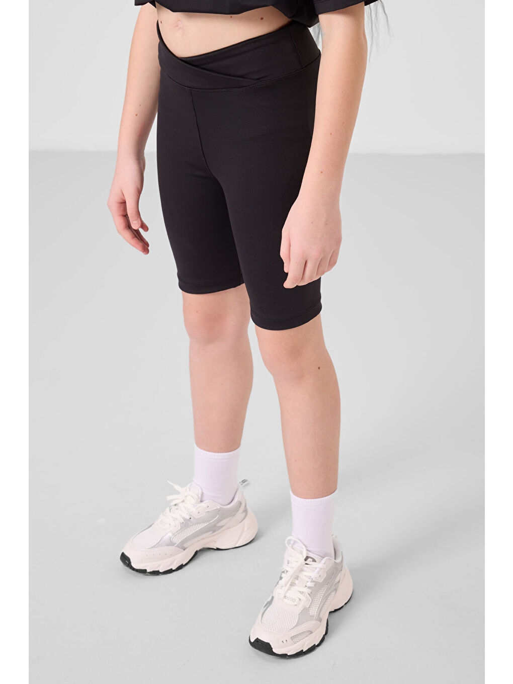 Siyah V Yaka Kemer Detaylı Standart Fit Performans Kız Çocuk Tayt Takım - 75187-3