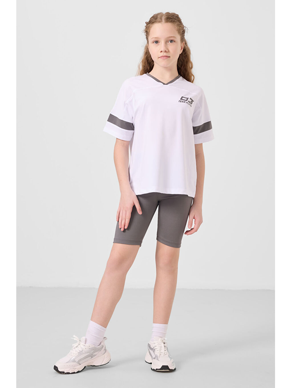 Beyaz-Koyu Gri V Yaka Kemer Detaylı Standart Fit Performans Kız Çocuk Tayt Takım - 75187-2