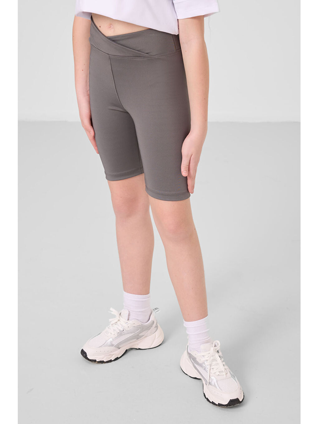 Beyaz-Koyu Gri V Yaka Kemer Detaylı Standart Fit Performans Kız Çocuk Tayt Takım - 75187-3