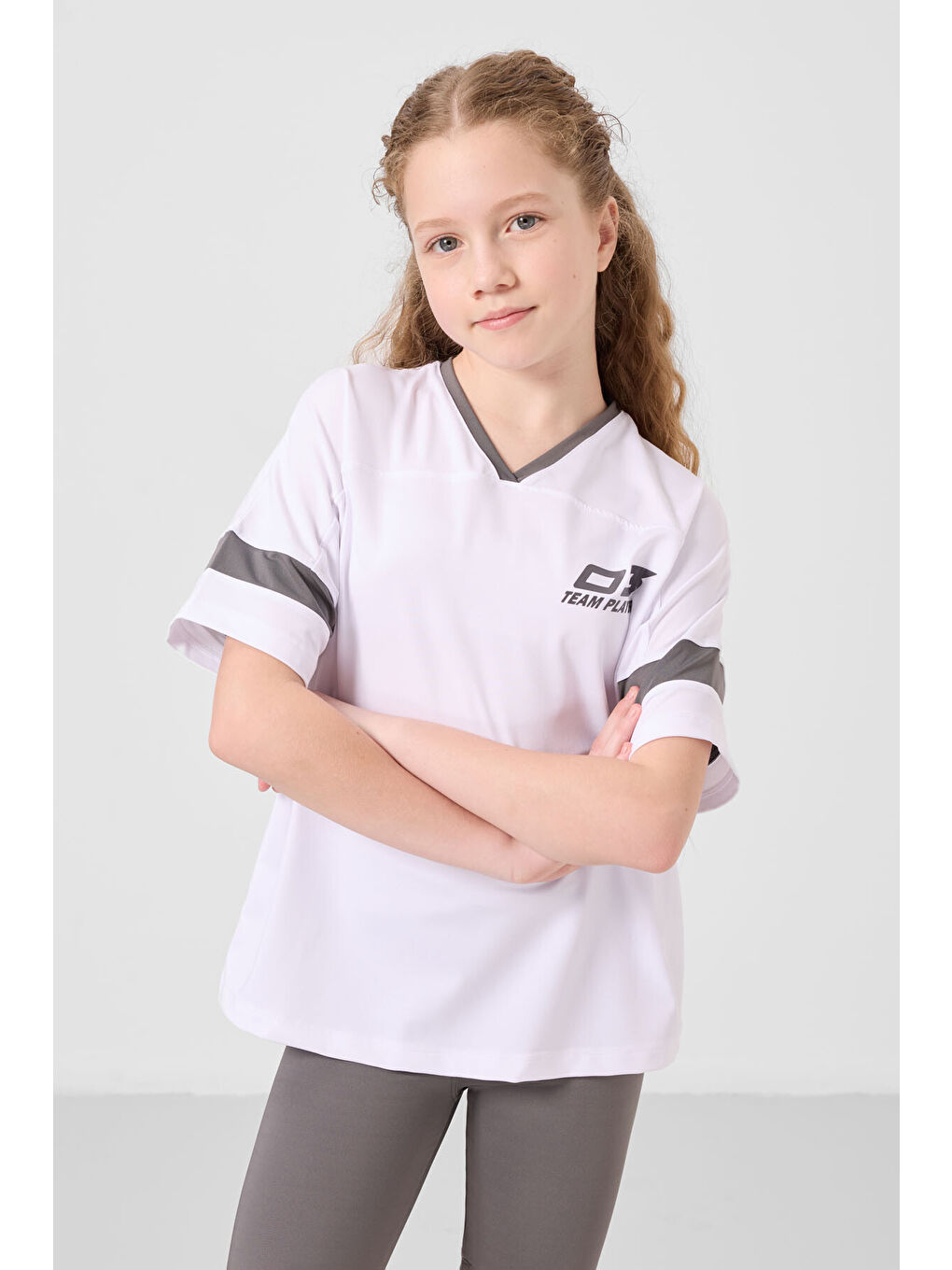Beyaz-Koyu Gri V Yaka Kemer Detaylı Standart Fit Performans Kız Çocuk Tayt Takım - 75187-4