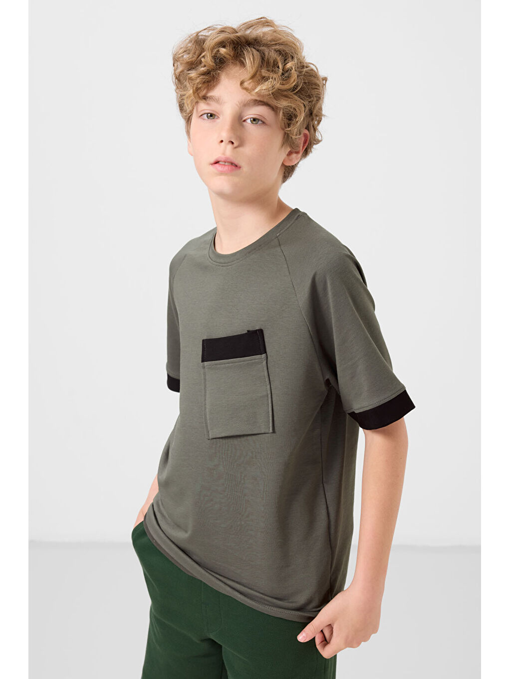 Haki Pamuklu Yumuşak Dokulu Oversize Cep Detaylı Erkek Çocuk T-Shirt - 11295