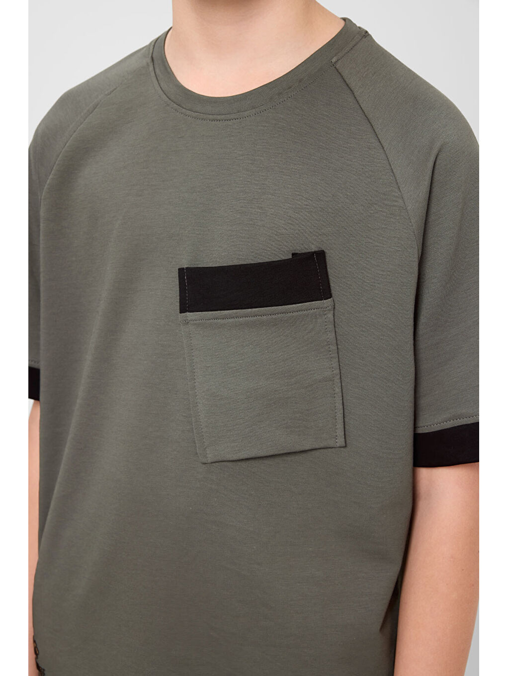 Haki Pamuklu Yumuşak Dokulu Oversize Cep Detaylı Erkek Çocuk T-Shirt - 11295-2