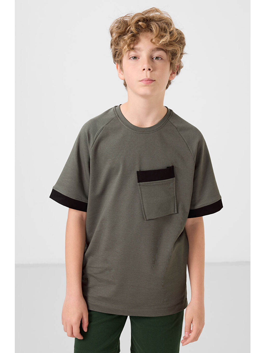 Haki Pamuklu Yumuşak Dokulu Oversize Cep Detaylı Erkek Çocuk T-Shirt - 11295-3